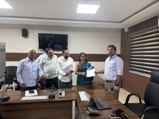 వినాయక్ నగర్ డివిజన్ లో సమస్యలను పరిష్కరించాలి   *ప్రజావాణిలో..మాజీ కార్పొరేటర్ క్యానం రాజ్యలక్ష్మి ఫిర్యాదు