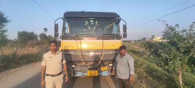 అక్రమంగా మొరం తరలిస్తున్న టిప్పర్ పట్టివేత -- డ్రైవర్, యజమానిపై కేసు నమోదు -- టౌన్ ఎస్ఐ వెంకటేశ్వర్లు వెల్లడి