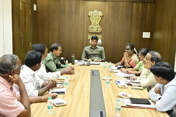 ఫొటో ఓటర్ స్లిప్పు తప్పనిసరి కాదు.. : కమిషనర్ ధ్యానచంద్ర స్పష్టీకరణ