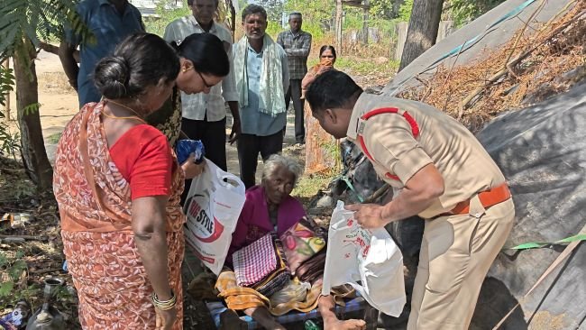 మానవత్వాన్ని చాటుకున్న దామర ఎస్సై