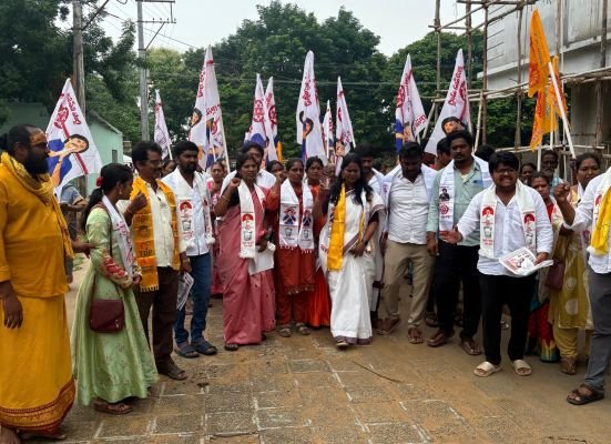 డివిజన్ రూపు రేఖలు మారుస్తా...  -60వ డివిజన్ ప్రచారంలో ఆకేపాటీ సుభాషిణి