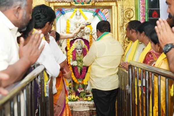 ఎల్లమ్మ తల్లి ఆలయంలో పూజలు నిర్వహించి ప్రచారం ప్రారంభించిన ఎమ్మెల్యే దగ్గుపాటి ప్రసాద్..  16వ డివిజన్ అభ్యర్థి బండి రాజేశ్వరి, మేయర్ అభ్యర్థి అజేష్ బాబుకు మద్దతుగా ప్రచారం