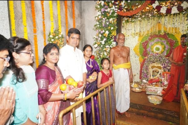 రాష్ట్ర మంత్రి కొండపల్లి శ్రీనివాస్ కుటుంబ సమేతంగా అమ్మవారిని దర్శించుకున్నారు