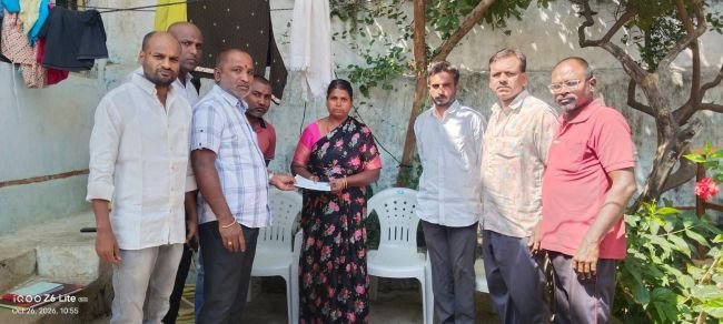 మృతుడు శ్రీనివాస్ కుటుంబానికి రూ.1.02 లక్షల బీమా సాయం