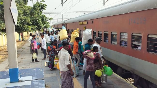 ఎన్నికల వేళ.. పల్లె కదిలిపోతోంది!