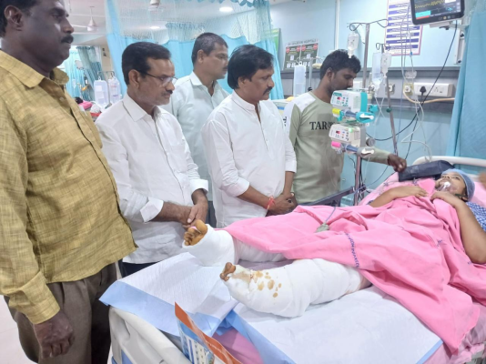 మణుగూరు కండక్టర్ ప్రవళిక కు పరామర్శ  - ఆమె ఆరోగ్యం పై  హనుమంతు ముదిరాజ్ ఆరా
