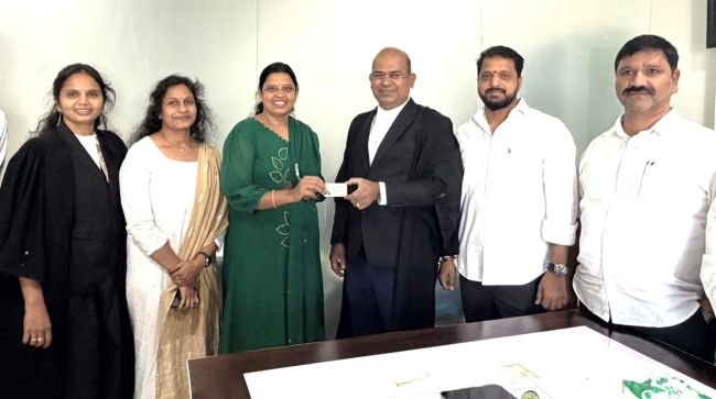  బార్ అసోసియేషన్ సభ్యత్వ కార్డు అందుకున్న బొబ్బ నవత రెడ్డి