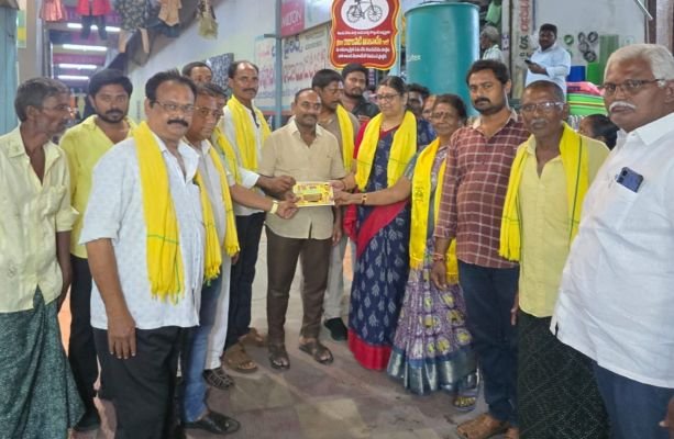 ఉయ్యూరు 30వ వార్డులో యలమంచిలి బ్రమరాంబ ఇంటింటి ప్రచారం