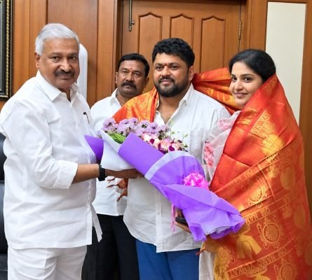పెద్దిరెడ్డి రామచంద్రారెడ్డిని కలిసిన శ్రీలక్ష్మి రాజేష్ దంపతులు