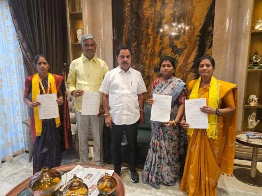 జడ్పీటీసీ అభ్యర్థులకు బీ-ఫారాలు అందజేసిన ఎమ్మెల్యే అమిలినేని