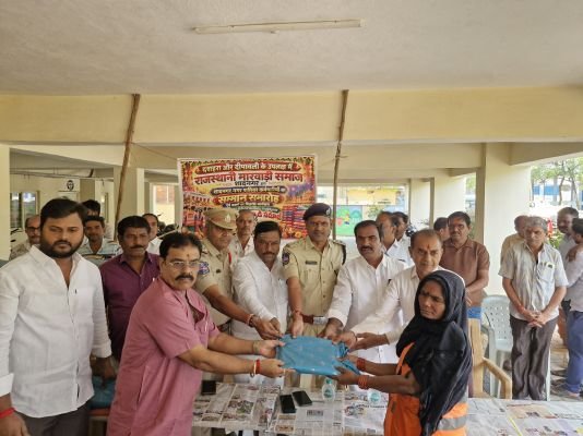 పారిశుద్ధ్య కార్మికులకు దుస్తుల పంపిణీ...