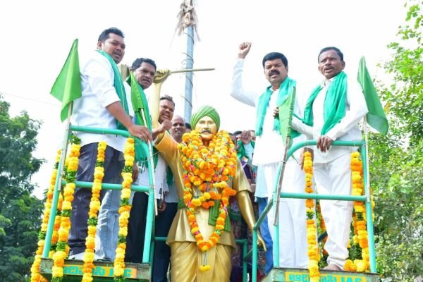కొమురం భీమ్ కు నివాళులర్పించిన ఎమ్మెల్యే పాయం