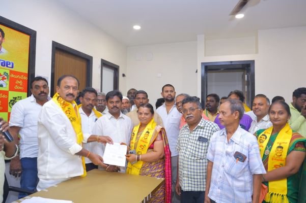 స్థానిక ఎన్నికలకు టీడీపీ సై.. అభ్యర్థులకు బీ-ఫారాలు అందజేసిన మాలకొండయ్య..!