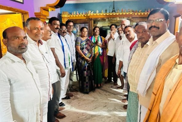 జోరు వానలో సైతం  వైసీపీ జడ్పిటిసి అభ్యర్థి అల్లు విజయ ముమ్మర ప్రచారం