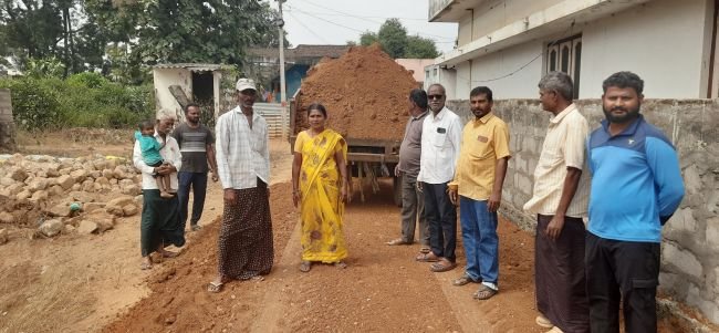సర్పంచ్ ఆధ్వర్యంలో గ్రామంలోని పలు వీధులకు మట్టి తోలకాలు.. 
