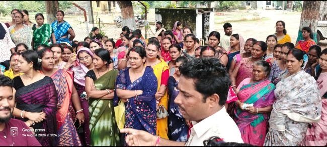 కాగజ్ నగర్ ఎక్సైజ్ కార్యాలయం ముందు బార్ యజమానులు , సిబ్బంది ధర్నా