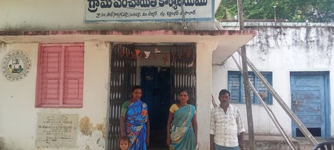 ఇందిరమ్మ ఇళ్ల జాబితాలో పేర్లు లేవని మహిళల ఆందోళన!