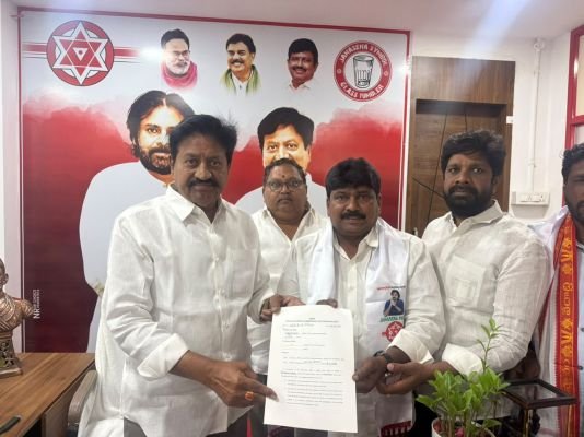 జనసేన అభ్యర్థికి బీఫారం అందజేసిన సామినేని 