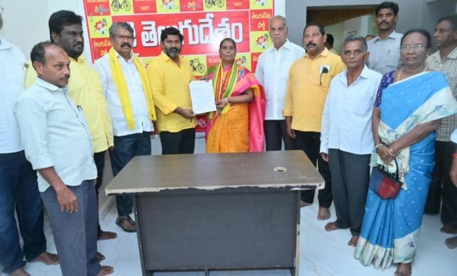 సీతానగరం మండలం జడ్పీటీసీ అభ్యర్థి కంకణపల్లి అనురాధ కు బి ఫారం అందచేసిన  ఎమ్మెల్యే  బోనేల విజయ్ చంద్ర…