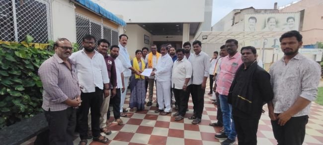 షేర్ మహమ్మద్ పేట టీడీపీ ఎంపీటీసీ అభ్యర్థులకు బీఫారాలు అందజేసిన ఎమ్మెల్యే శ్రీరాం తాతయ్య