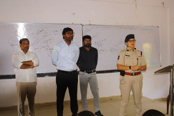 పోలీస్ ఉద్యోగాల సాధనకు క్రమశిక్షణ, పట్టుదలే కీలకం.. అభ్యర్థులకు ఎస్పీ స్నేహ మెహ్రా దిశానిర్దేశం