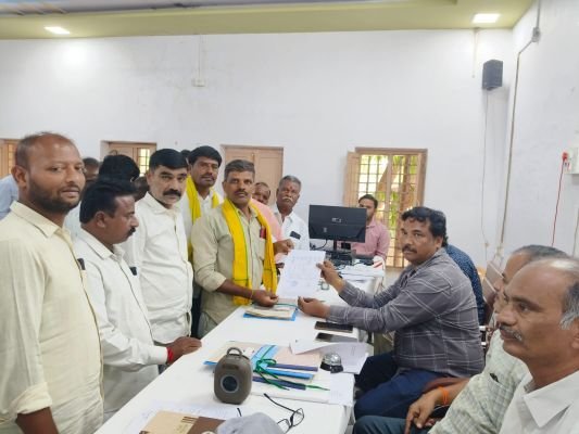 ధనాపురం, హోన్నంపల్లి ఎంపీటీసీ కూటమి అభ్యర్థిగా రాజగోపాల్‌కు బీ-ఫారం అందజేత
