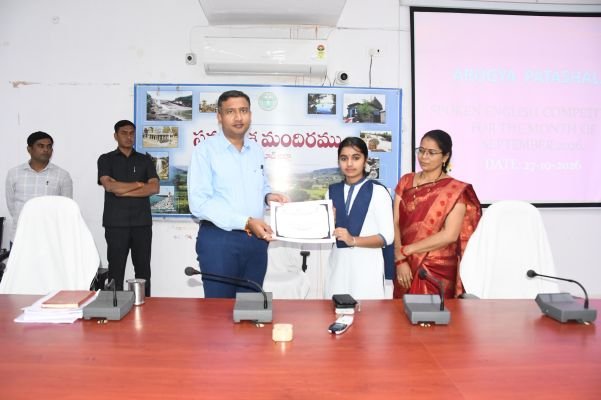 విద్యార్థులు ఆంగ్ల భాషాపై పట్టు సాదించాలి - కలెక్టర్ రాజర్షి షా