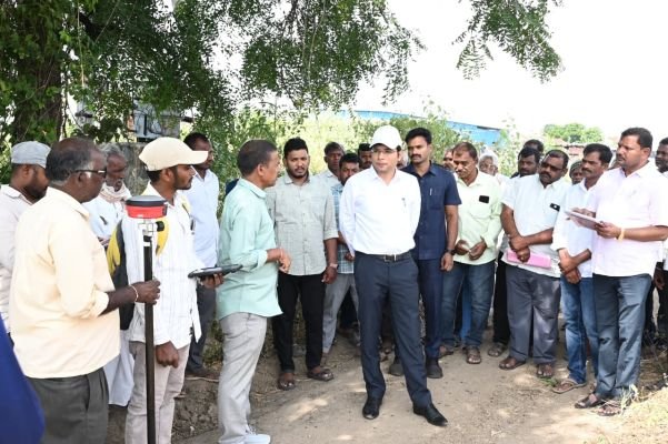రైతుల సమన్వయంతో రీ-సర్వే పూర్తి చేయాలి - జిల్లా కలెక్టర్ భవేశ్ మిశ్రా