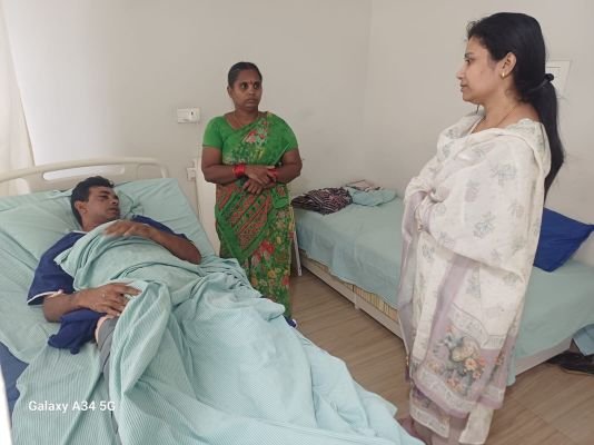 పలువురిని పరామర్శించిన డాక్టర్ రాజశ్రీ :ఆరోగ్య పరిస్థితులను అడిగి తెలుసుకుని, కుటుంబ సభ్యులకు ధైర్యం 
