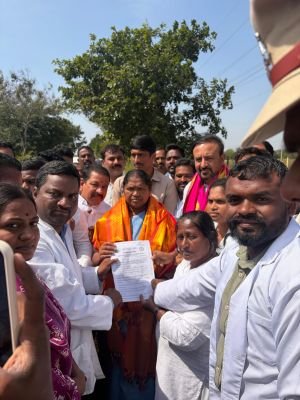 15వ రోజుకు చేరుకున్న కాంట్రాక్టు ఉద్యోగుల నిరవధిక సమ్మె - ఉద్యోగులను ఆదుకోవాలని మంత్రి సీతక్కకు వినతి 