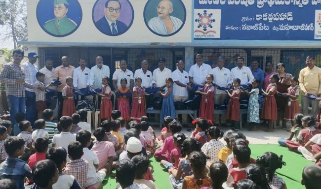 విద్యార్థులకు యూనిఫామ్స్ పంపిణీ