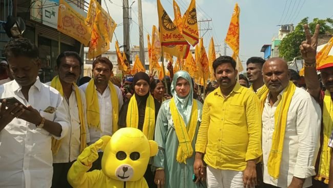 వార్డు అభివృద్ధి కోసం సైకిల్  గుర్తుకు ఓటువేసి గెలిపించండి .. ఇంటింటా ప్రచారంలో 10వ వార్డు టిడిపి కౌన్సిలర్ అభ్యర్థి షేక్ షరిపున్ తాజ్