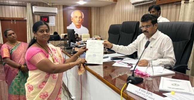ఎన్నికల అధికారికి టీడీపీ  జడ్పీటీసీ బి ఫారం అందజేత
