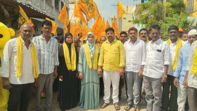 ప్రజలతో మమేకమవుతూ.. ప్రచారం ను కొనసాగించిన11వ వార్డు కౌన్సిలర్ అభ్యర్థి షాకీరా మౌలాలి  