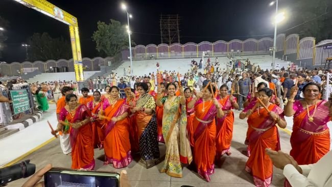 తిరుమలలో ఆధ్యాత్మిక శోభ.. కళాకారులతో కలిసి కోలాటం ఆడిన నందమూరి కుటుంబ సభ్యులు