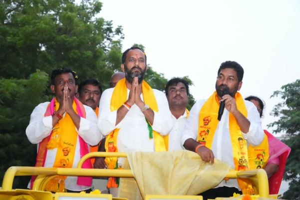 పసుపుమయమైన పడారుపల్లి  వేలాదిమందితో ర్యాలీ