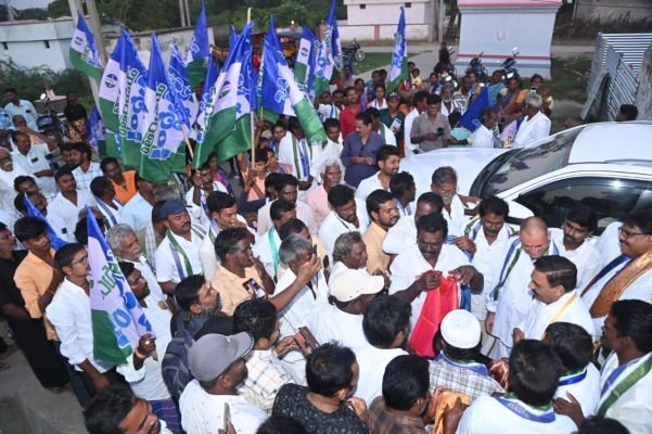 కొనగళూరు లో కాకాణికి అడుగడుగునా జన నీరాజనం  టీడీపీకి షాక్‌.. వైఎస్సార్‌సీపీలో చేరిన 30 కుటుంబాలు