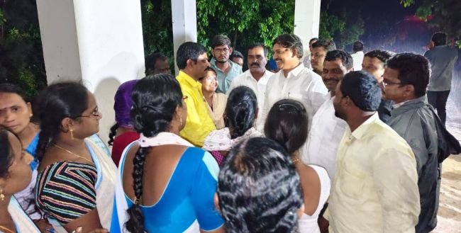 అర్నబ్ తుఫాన్ నేపథ్యంలో పురావస కేంద్రాల్లో ఏర్పాటు పరిశీలించిన ఎమ్మెల్యే కాగిత.          
