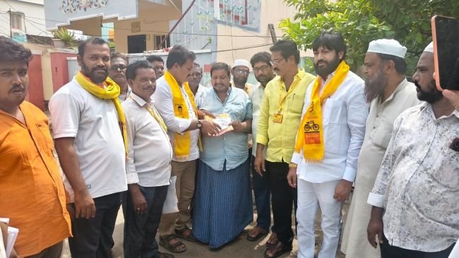 37వ డివిజన్‌లో షేక్ అబ్దుల్ రసూల్ గెలుపు కోసం ఇంటింటి ప్రచారం