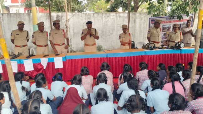 తూప్రాన్ పోలీస్ స్టేషన్లో ఓపెన్ హౌస్  తూప్రాన్ డిఎస్పి నరేంద్ర గౌడ్