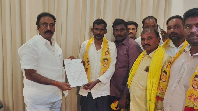కావలి ఎంపీటీసీ పోటీదారులకు బి-ఫారాలు అందజేసిన ఎమ్మెల్యే కావ్య కృష్ణారెడ్డి.