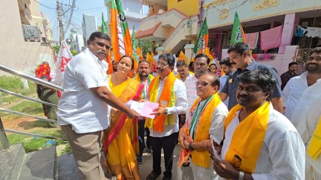 అభివృద్ధే లక్ష్యంగా కూటమి అభ్యర్థుల ఇంటింటి ప్రచారం  కూటమి అభ్యర్థులకు మద్దతివ్వాలని విజ్ఞప్తి - ఎమ్మెల్యే ముత్తుముల