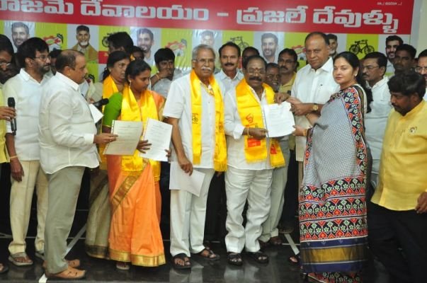 తెలుగుదేశం జడ్పీటీసీ అభ్యర్థులకు బీ ఫారాల పంపిణీ