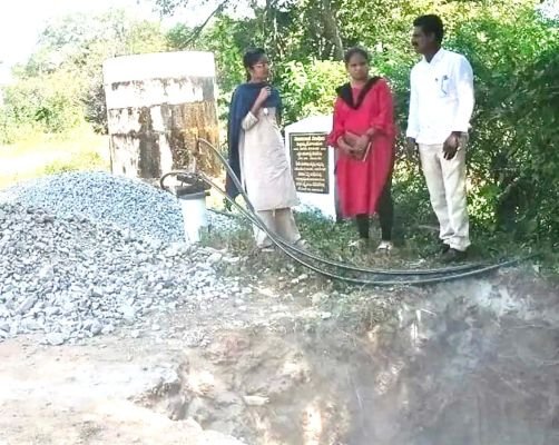 దామర చెరువులో ఇంకుడు గుంతల నిర్మాణం   సర్పంచ్ గీతాంజలి డానియల్