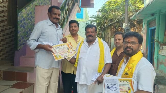 టిడిపి 39 వార్డు  కౌన్సిలర్ అభ్యర్థి తాతాశీనాకు బ్రహ్మరథం పడుతున్న  ప్రజలు ...ఇంటింటా ప్రచారానికి భారీ స్పందన
