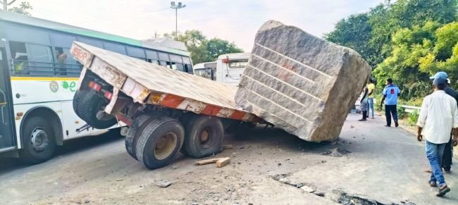 మానకొండూరులో త్రుటిలో తప్పిన పెను ప్రమాదం: రోడ్డుపై పడ్డ భారీ గ్రానైట్ రాయి!