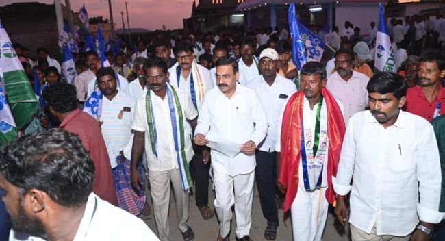 దుగ్గుంటలో కాకాణికి అడుగడుగునా జన నీరాజనం