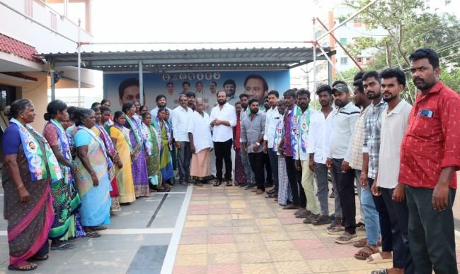 మాజీ మంత్రి నల్లపరెడ్డి ప్రసన్నకుమార్ రెడ్డి సమక్షంలో వైసీపీలో చేరిన పలు కుటుంబాలు