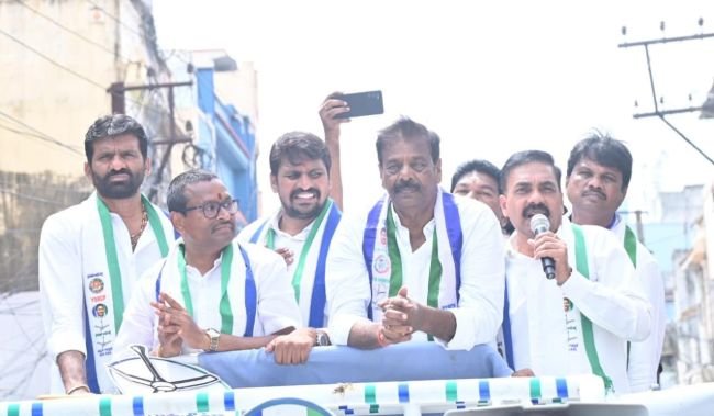 "వైకాపా అభ్యర్థులను భారీ మెజార్టీతో గెలిపించండి - కాకాణి" 