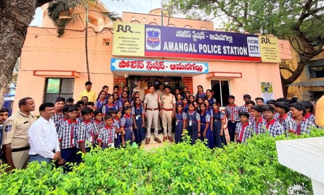 పోలీసుల విధులు బాధ్యతలపై విద్యార్థులకు అవగాహన 